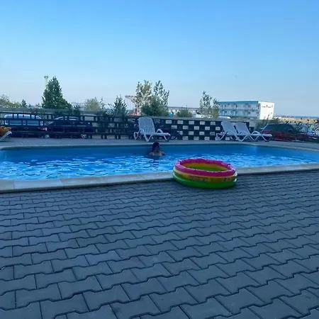 Emi Mamaia アパート ナボダリ