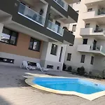 Emi Mamaia *