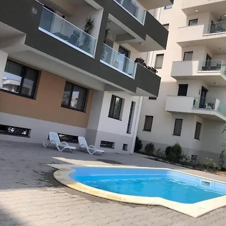 Emi Mamaia *