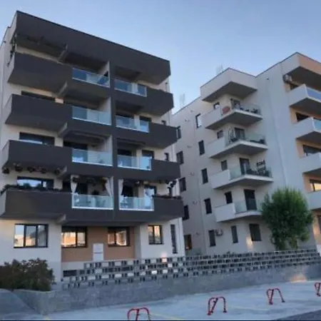 Emi Mamaia