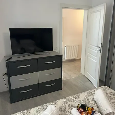 Emi Mamaia