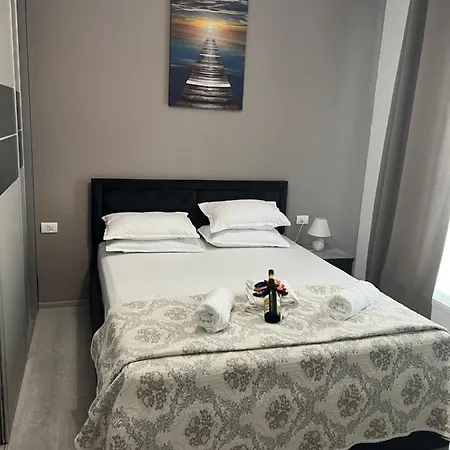 Emi Mamaia *