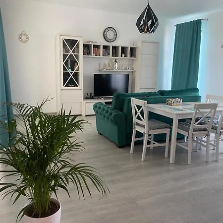 Emi Mamaia